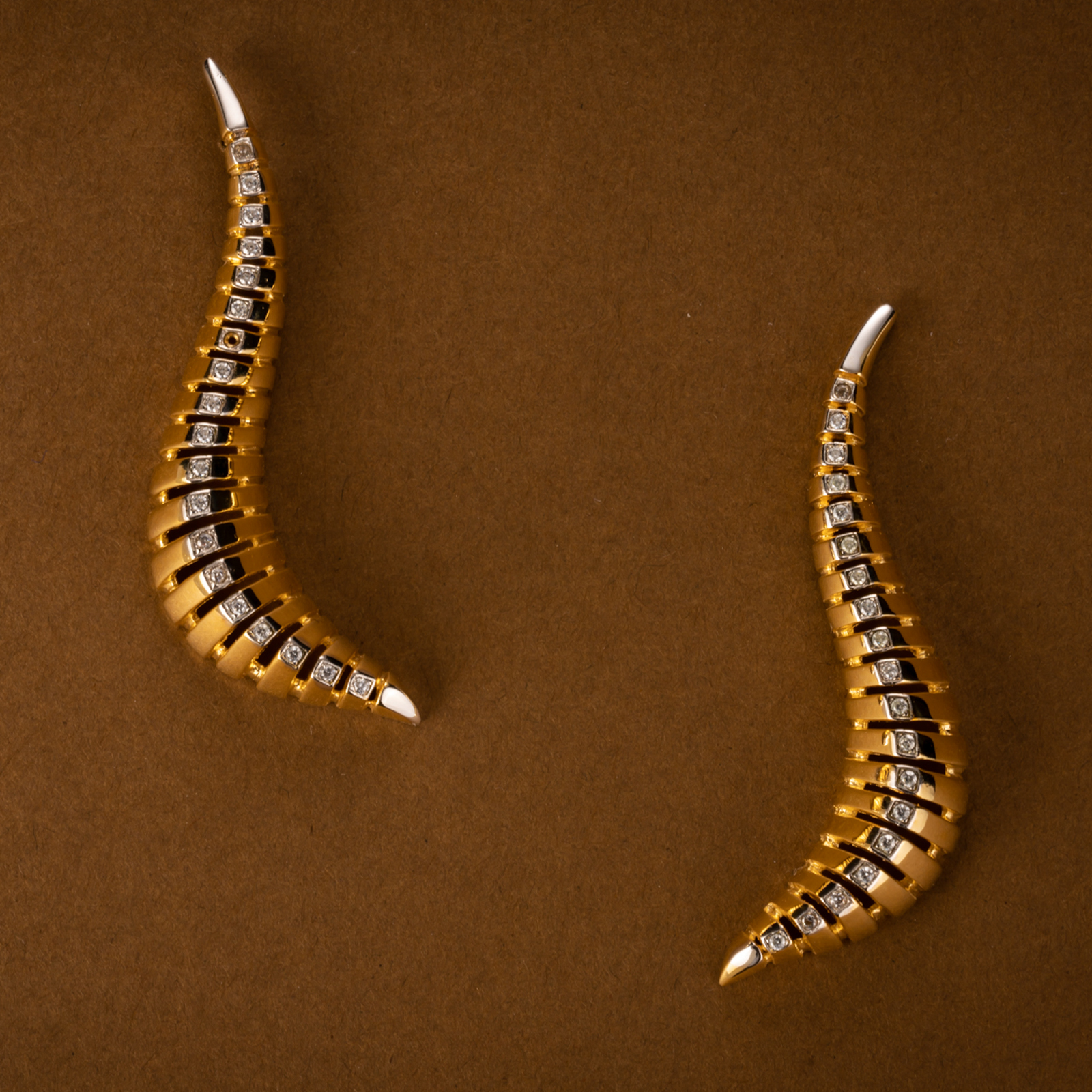 Orecchini con forma stilizzata di serpente e zirconi
