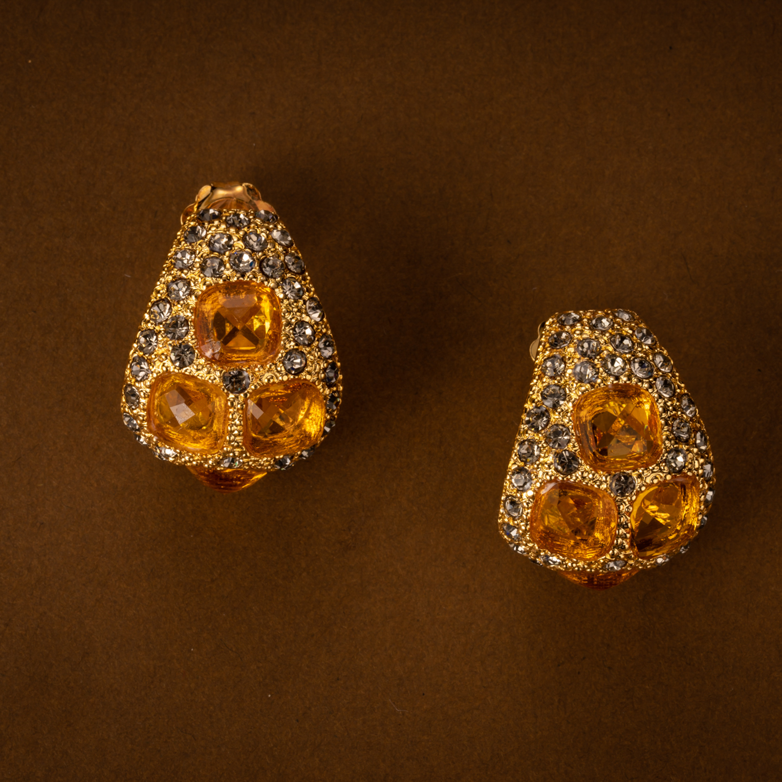 Orecchini in bronzo con pavé di cristalli a forma carré di colore topazio
