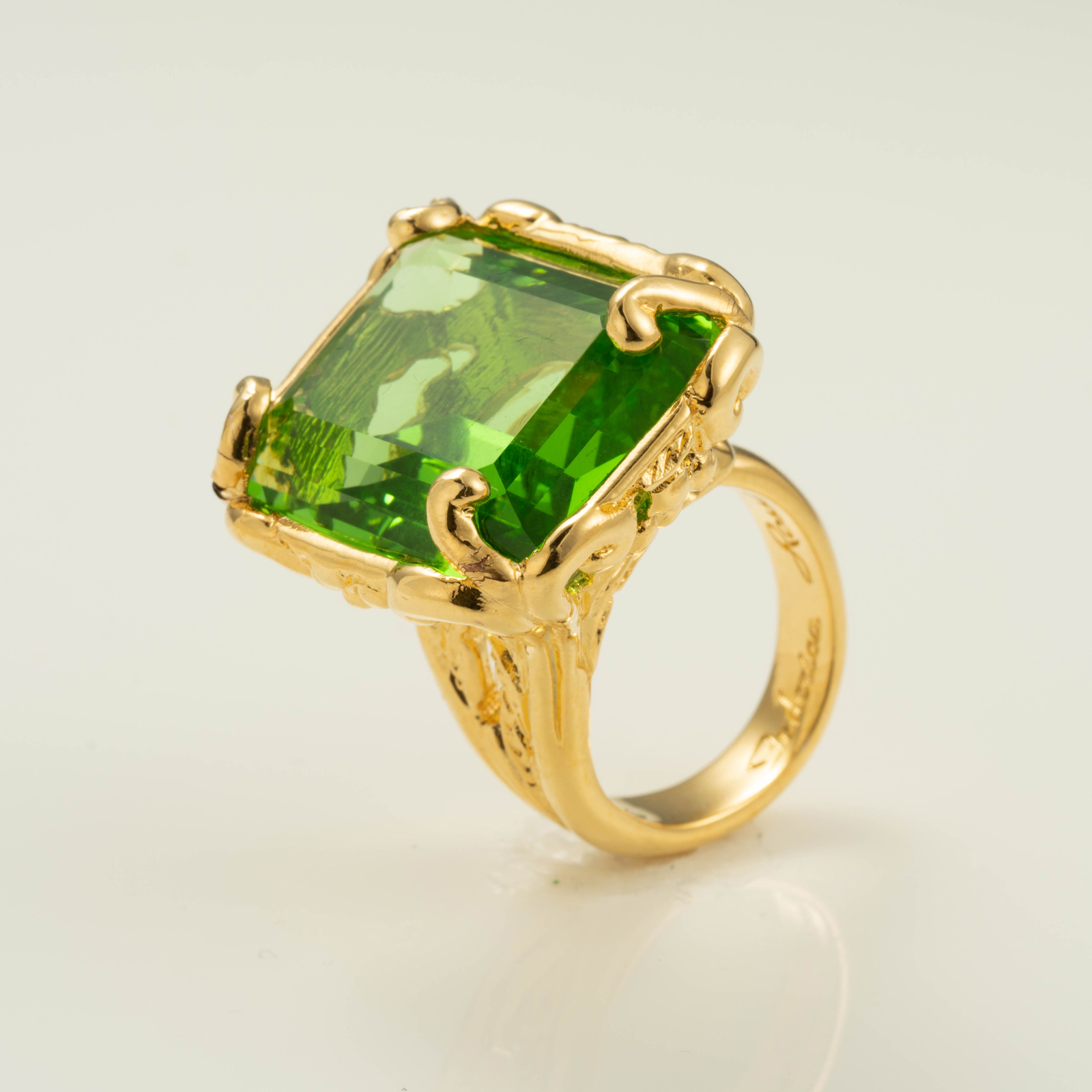 Anello con motivi floreali color peridoto