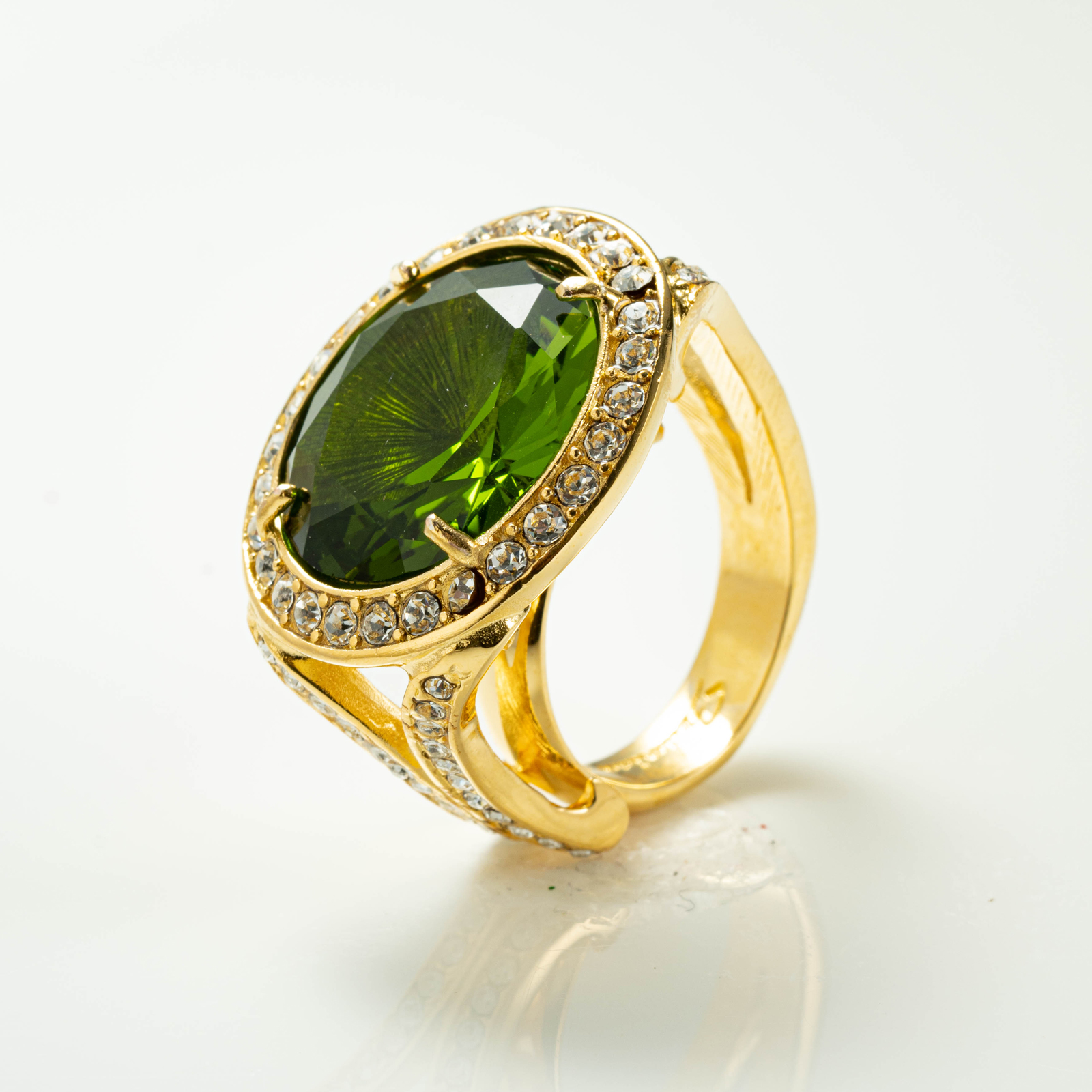 Anello con pietra cristallo color peridot