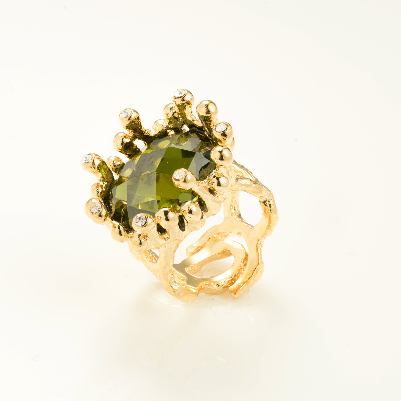 Anello in bronzo realizzato con la tecnica della cera persa con pietra di cristallo di color peridoto