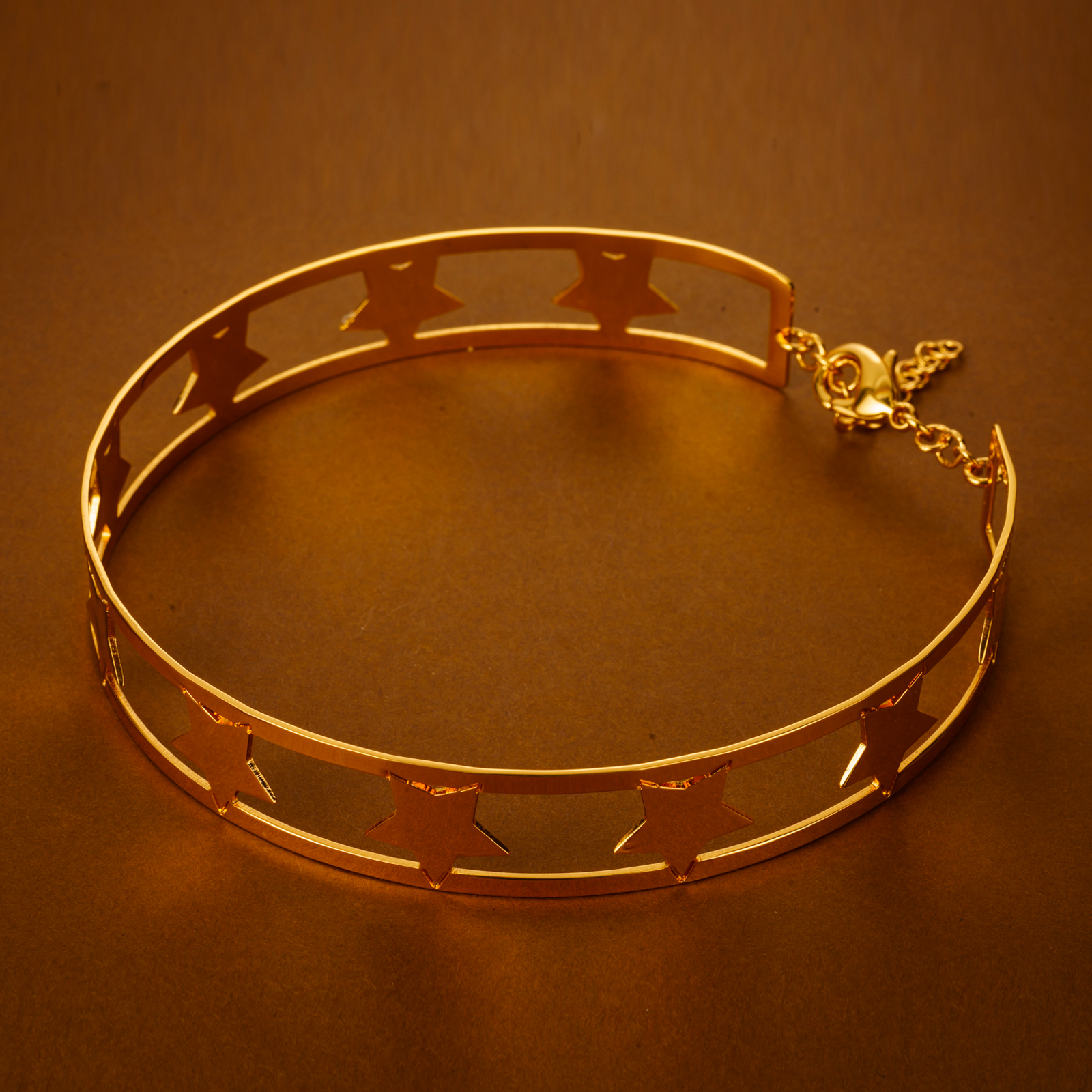 Collana choker in bronzo con stelle