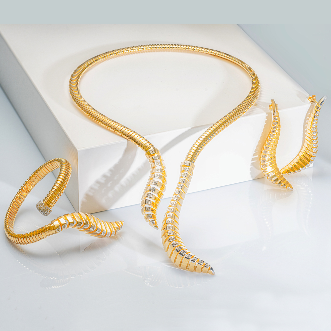 Collana, bracciale ed orecchini con forma stilizzata di serpente