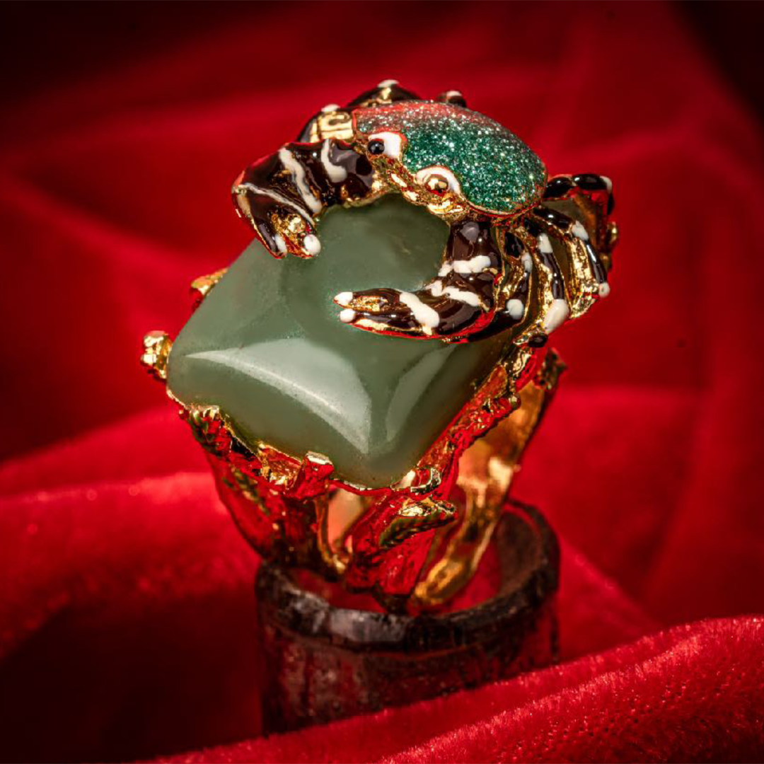 Anello con granchio smaltato a mano glitter verde acqua e pietra naturale placcato in oro 18kt
